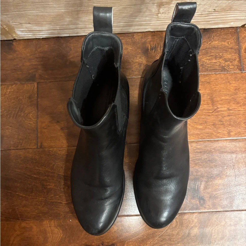 Ecco Black Leather Pull On Chelsea Ankle Boots